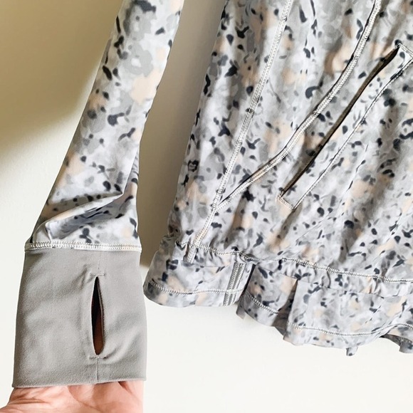 Lululemon Lightened Up Pullover Not So Petite Fleur Silver Spoon Ambient Grey - Picture 13 of 16